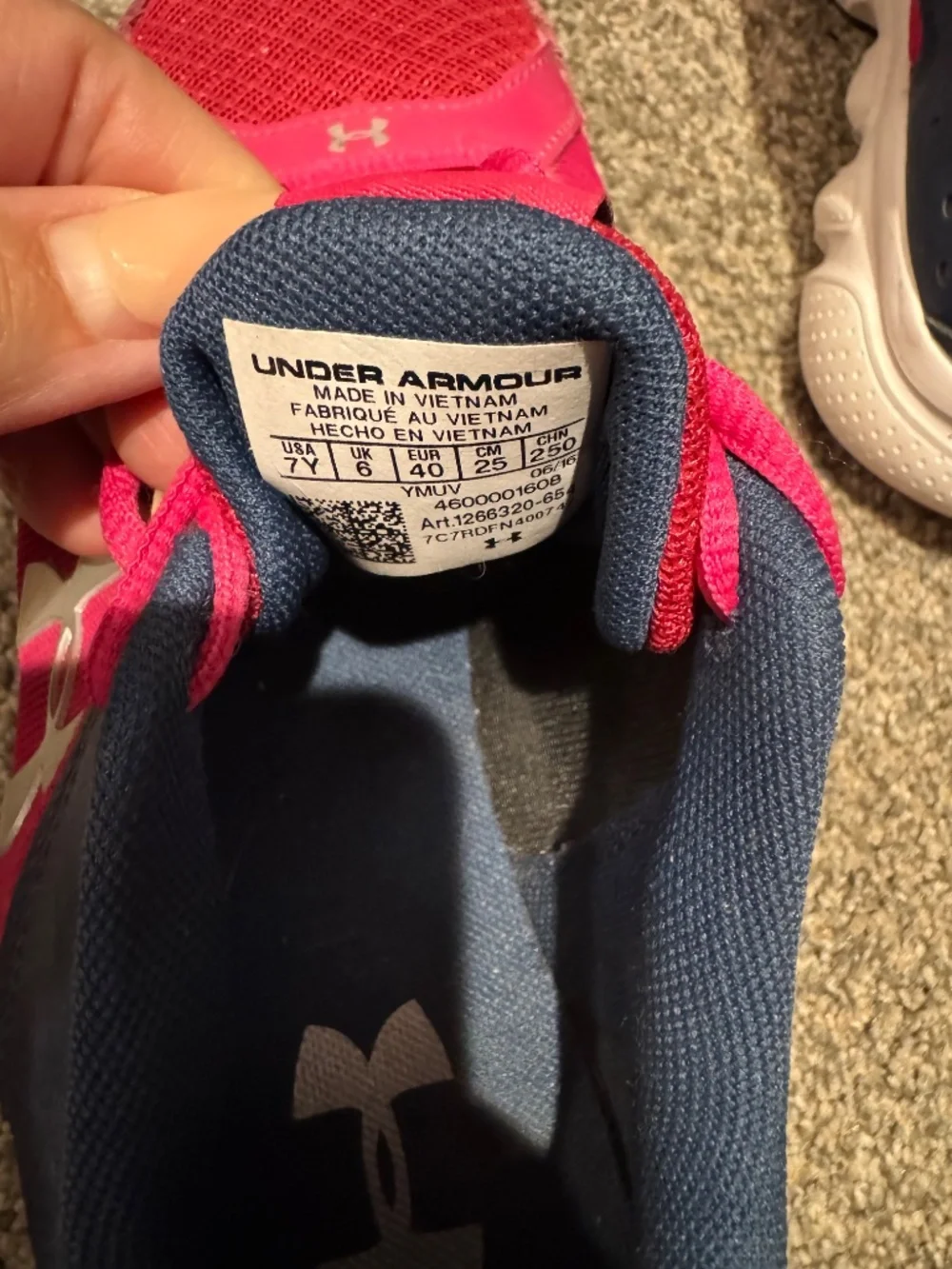 Under Armour Assert 6 size Youth 7